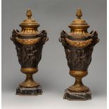 Pair of Napoleon III goblets, Louis XVI style, second half of the XIX century.In bronze, partially
