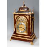 Victorian mantel clock. London, ca.1820.Tortoiseshell and gilt bronze.Chime on hours, halves and