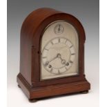 Bracket clock, Goldsmiths & Silversmiths. London, 19th c.Mahogany veneered case.Silvered dial with