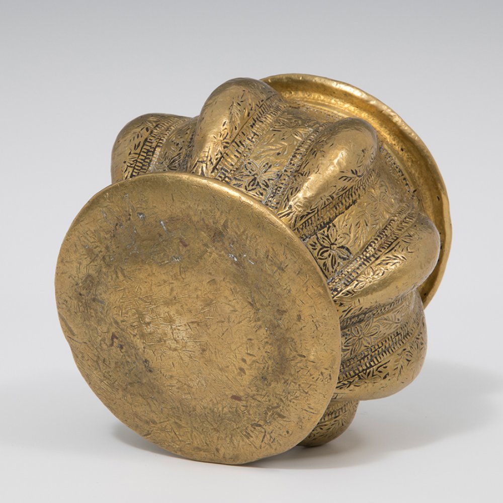 Mortar; Spain, 16th century.Bronze.Measurements; 12.5 x 13 cm.Bronze mortar with a round base on - Image 3 of 5