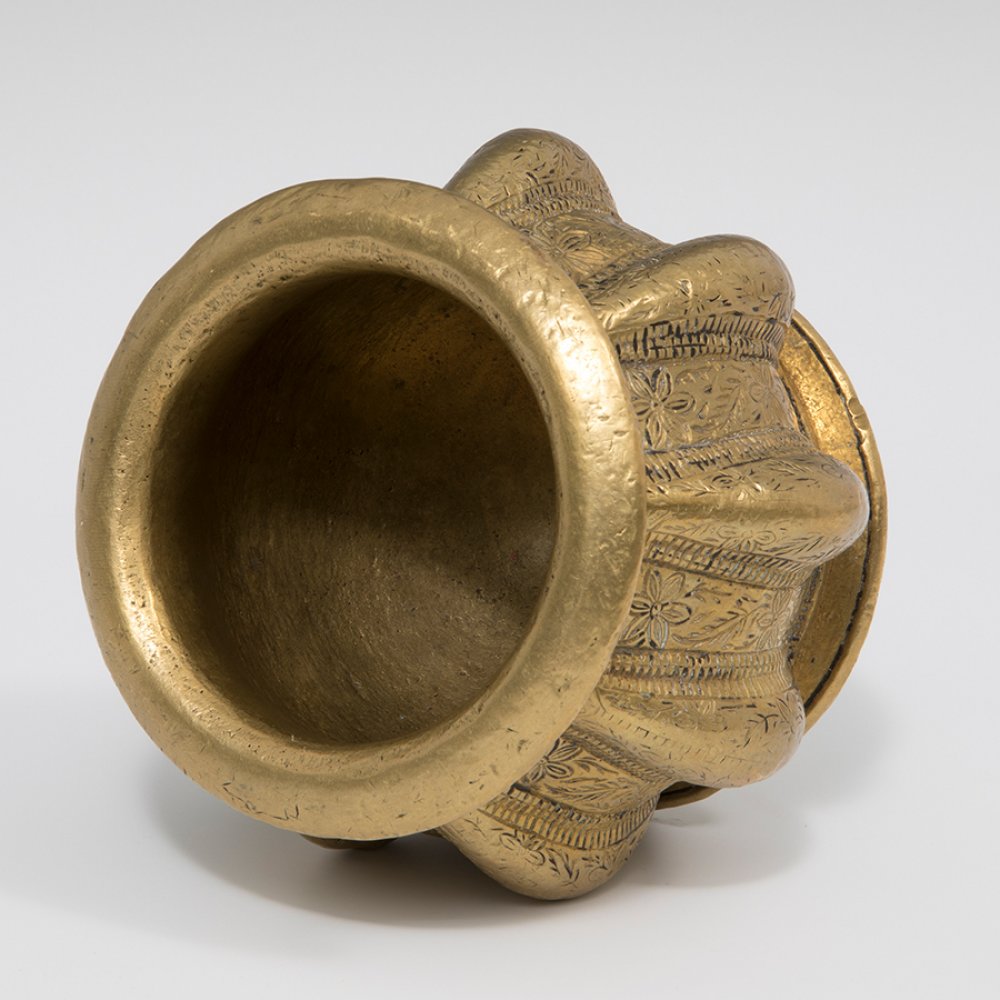 Mortar; Spain, 16th century.Bronze.Measurements; 12.5 x 13 cm.Bronze mortar with a round base on - Image 5 of 5