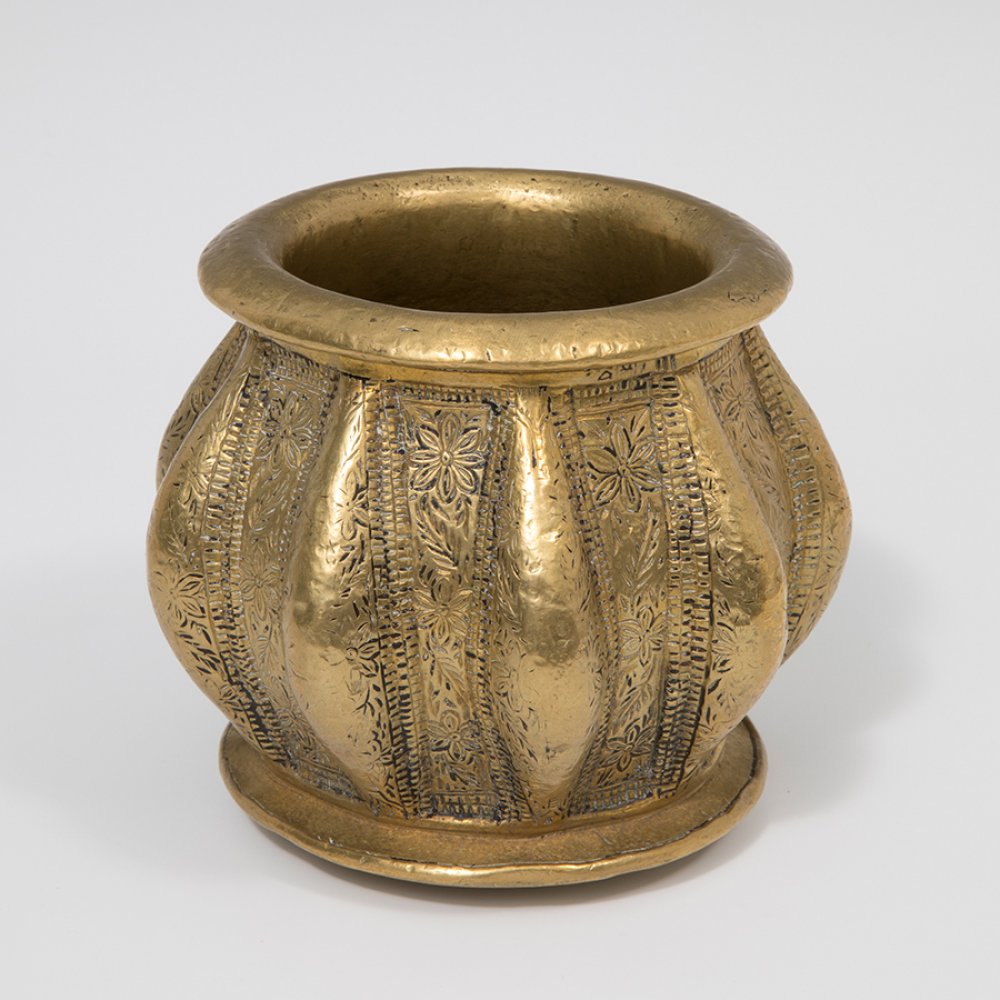 Mortar; Spain, 16th century.Bronze.Measurements; 12.5 x 13 cm.Bronze mortar with a round base on