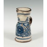 Wine jug. Talavera or Toledo, 16th century.Glazed ceramic.Measurements: 25 x 14 cm.This wine jug,