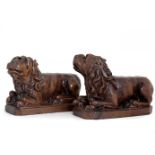 Spanish school 17th century.Pair of lions.Walnut wood.Measurements: 19 x 18 x 6 cm.Pair of lions