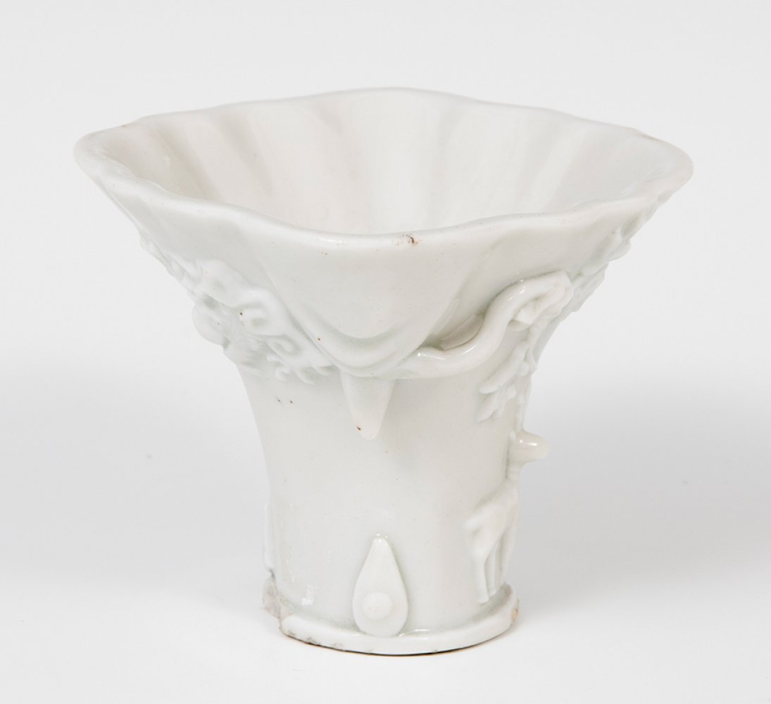 Libation cup; Dehua, China, 18th century.Blanc de chine porcelain.It presents pitting and faults - Bild 5 aus 6