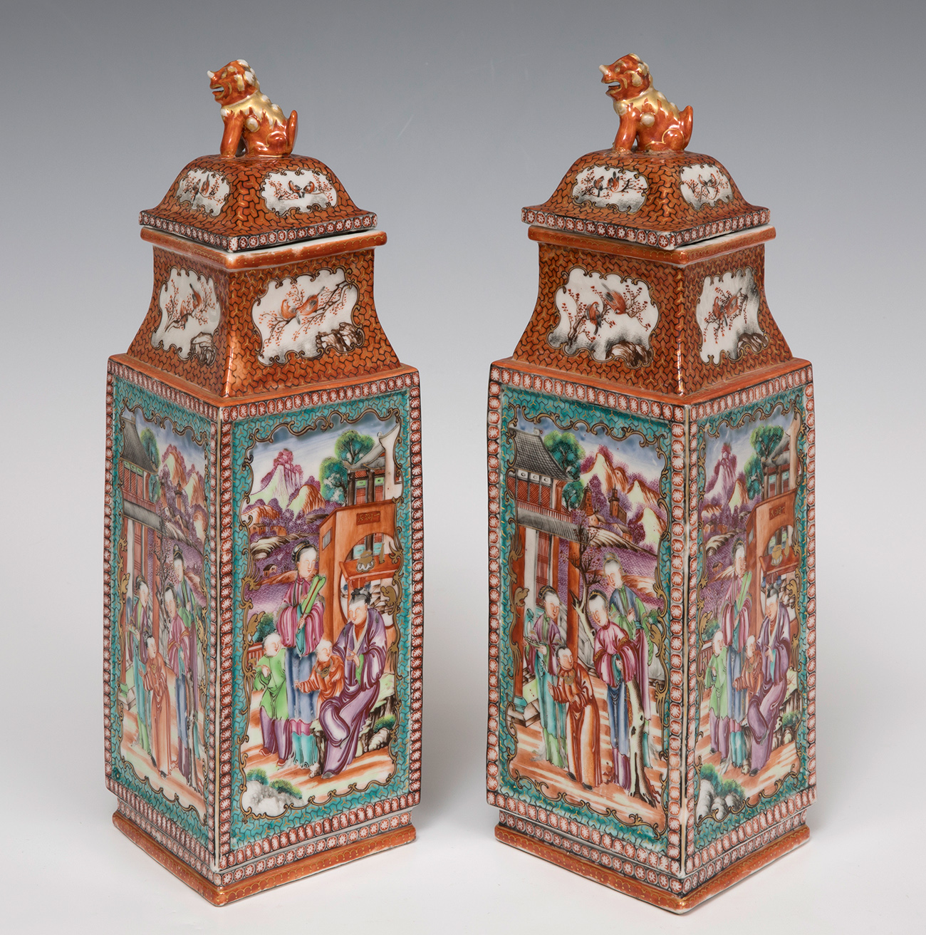 Pair of lidded rhomboid vases; China, Jiaping period (1796-1820).Porcelain, pink family. - Bild 8 aus 8
