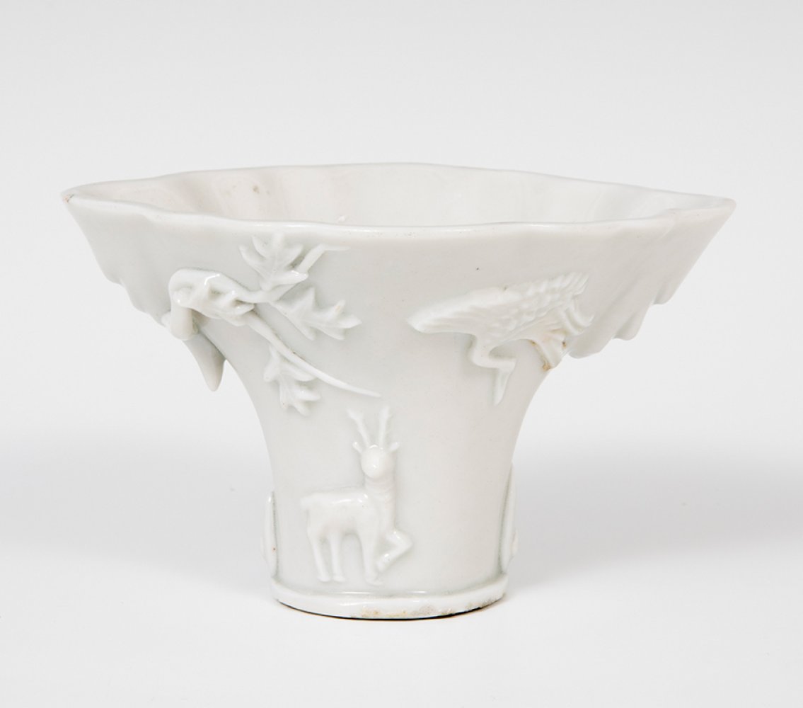 Libation cup; Dehua, China, 18th century.Blanc de chine porcelain.It presents pitting and faults - Bild 4 aus 6