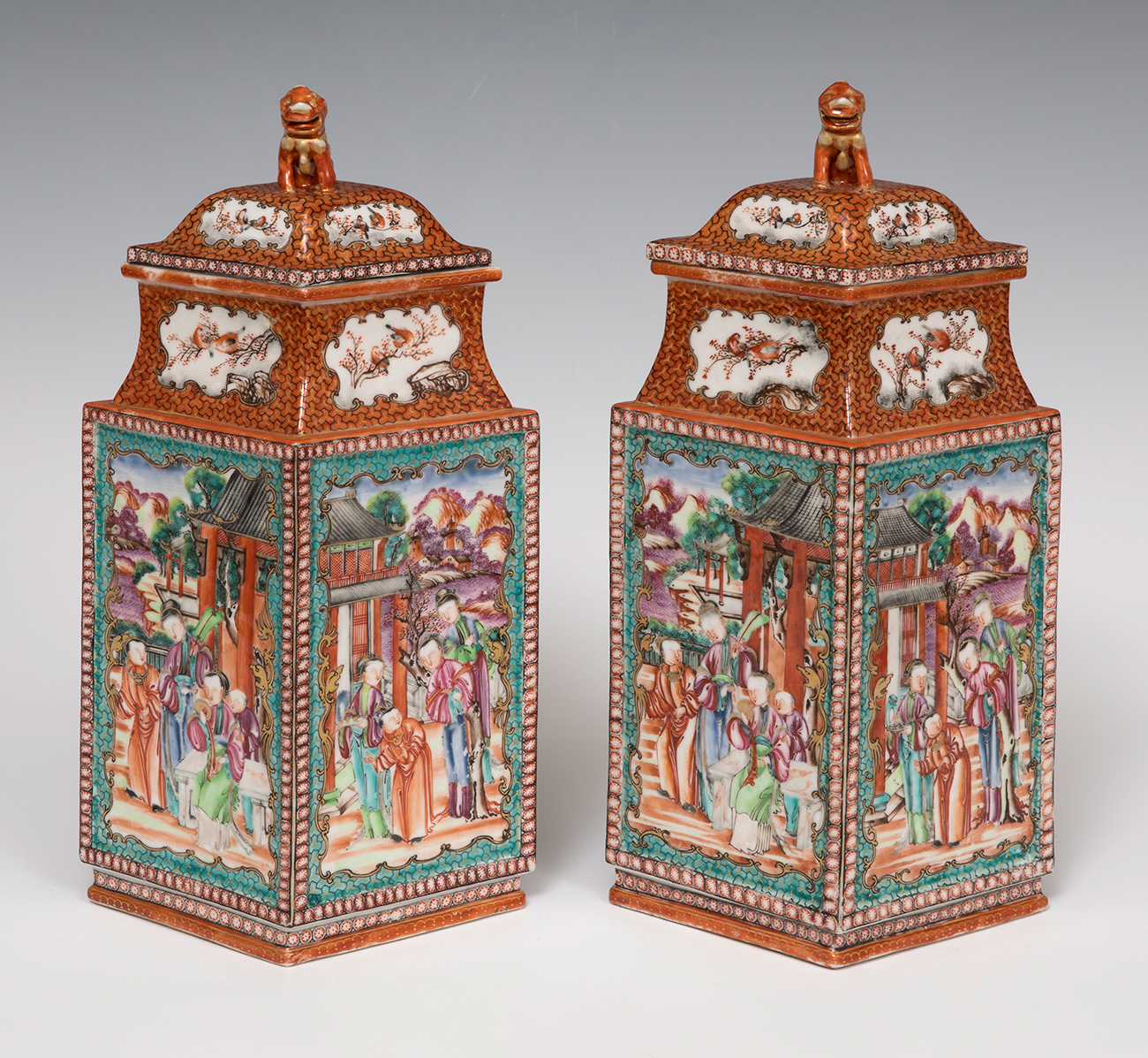 Pair of lidded rhomboid vases; China, Jiaping period (1796-1820).Porcelain, pink family. - Bild 3 aus 8