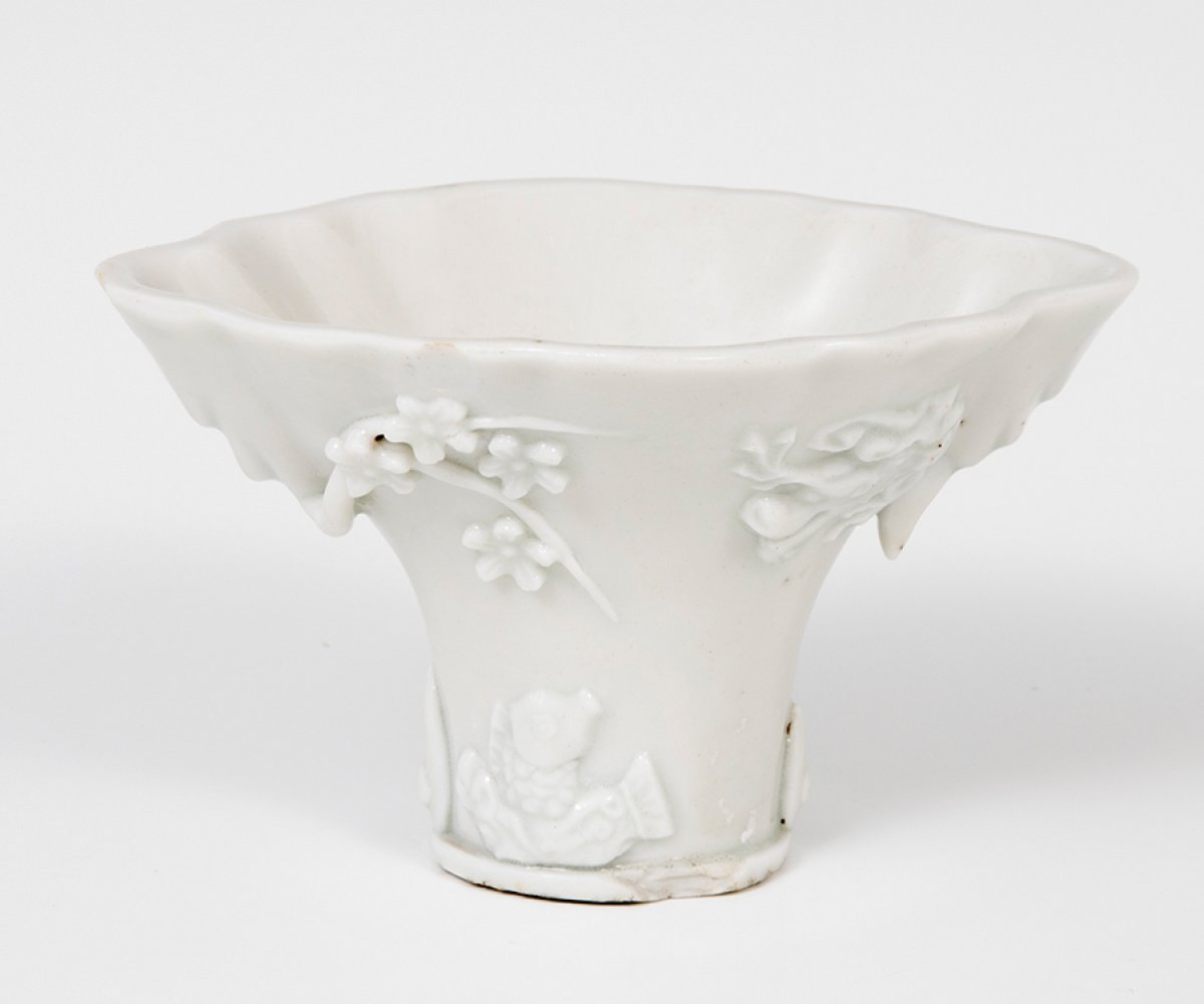 Libation cup; Dehua, China, 18th century.Blanc de chine porcelain.It presents pitting and faults - Bild 3 aus 6