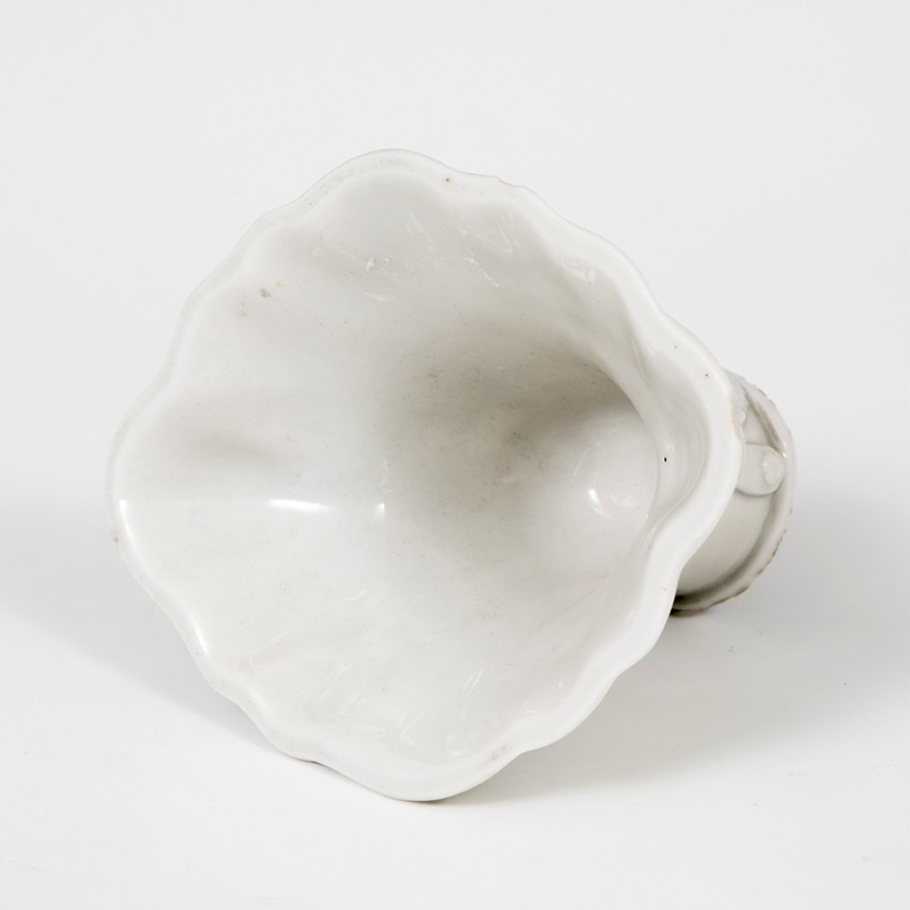 Libation cup; Dehua, China, 18th century.Blanc de chine porcelain.It presents pitting and faults - Bild 2 aus 6
