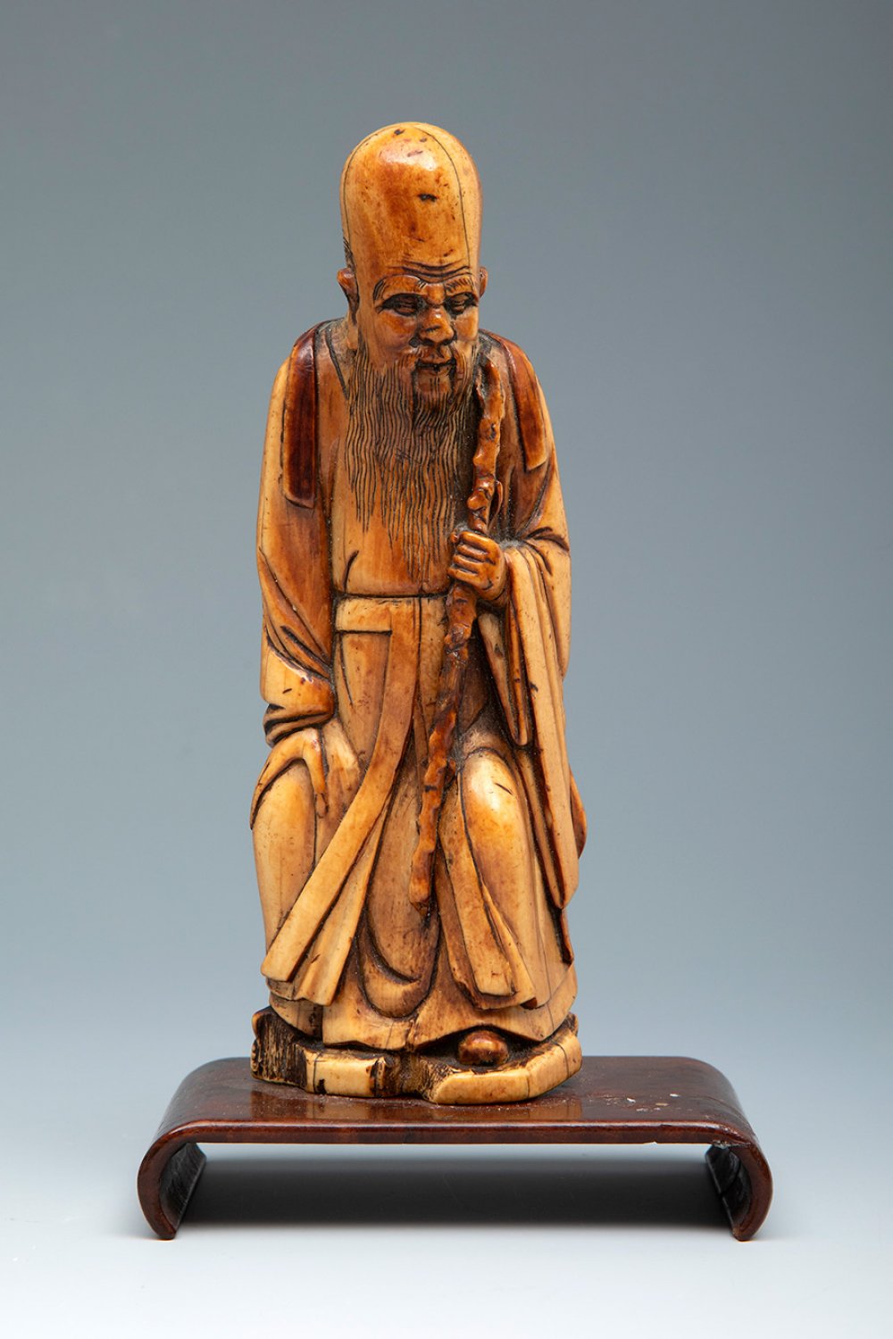 SHOU-LAO; China, Ming dynasty (1638 - 1644)Carved ivoryProvenance: Linart Limited.Size: 13 x 4 x 3,5