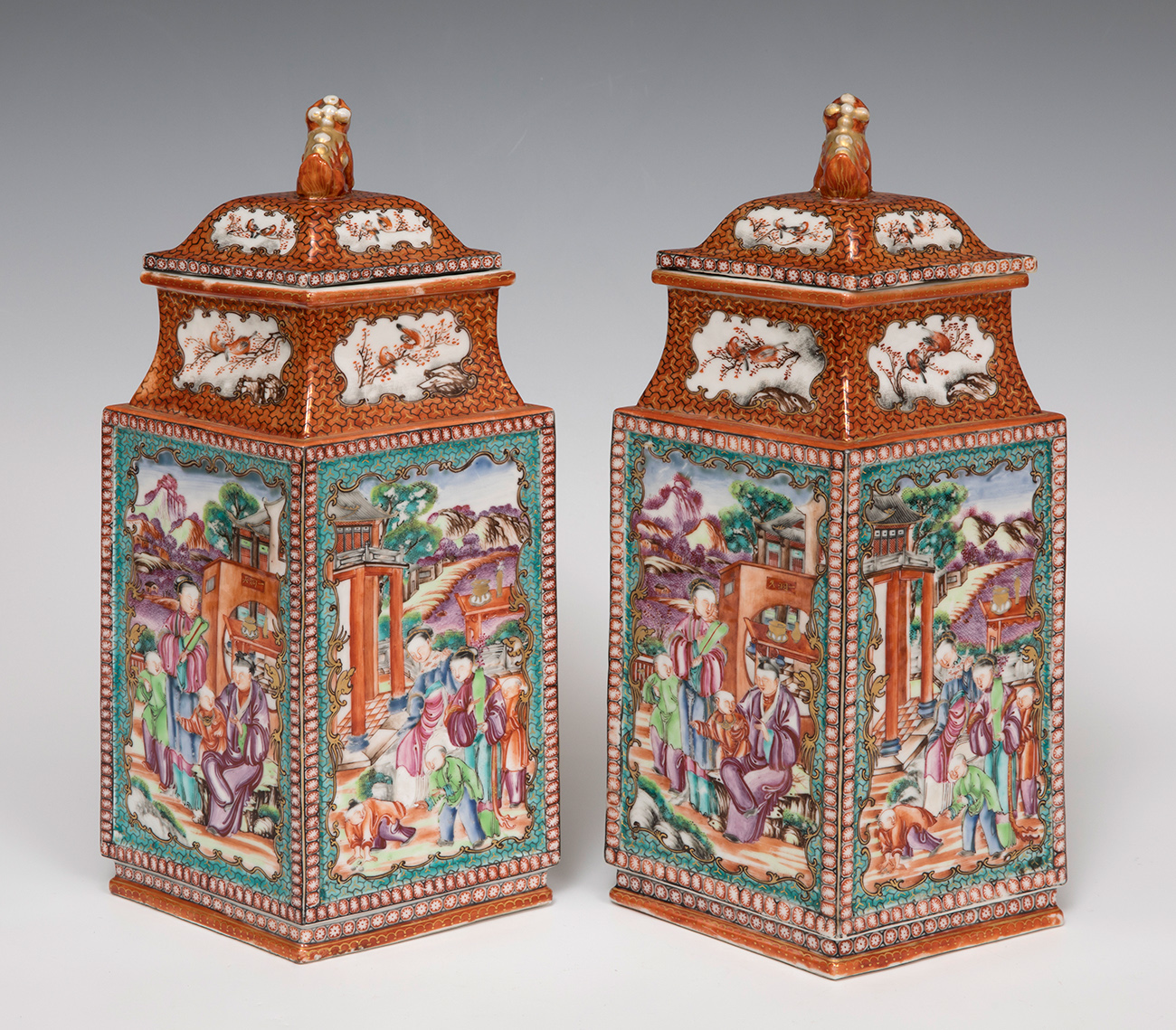 Pair of lidded rhomboid vases; China, Jiaping period (1796-1820).Porcelain, pink family. - Bild 2 aus 8