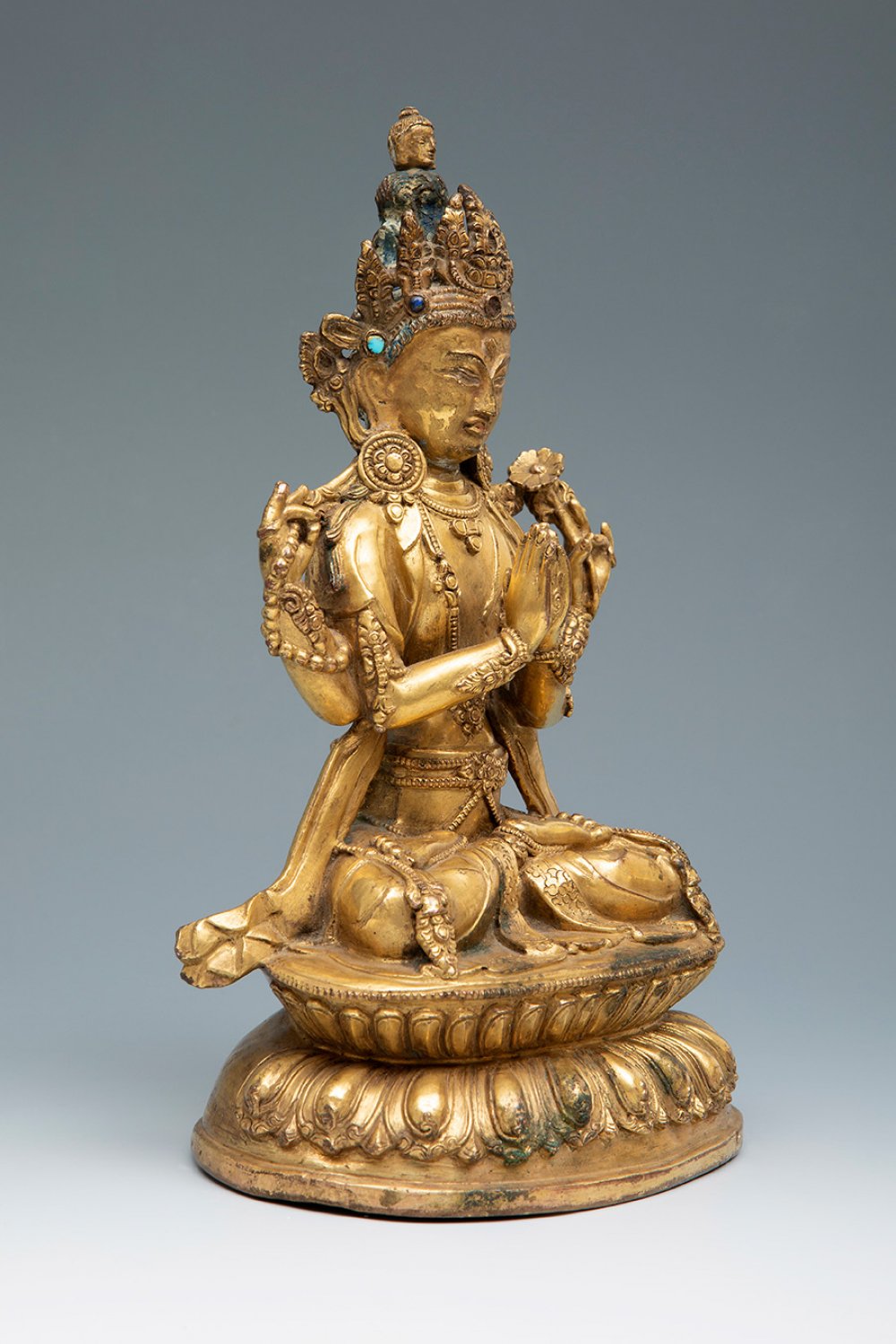 Bodhisattva; Beijing or Tibet. Ming Dynasty. 15TH-16TH C. Gilt and chiselled bronze inlaid with - Bild 4 aus 5