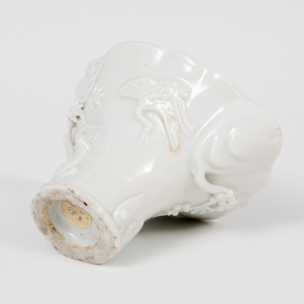 Libation cup; Dehua, China, 18th century.Blanc de chine porcelain.It presents pitting and faults - Bild 6 aus 6