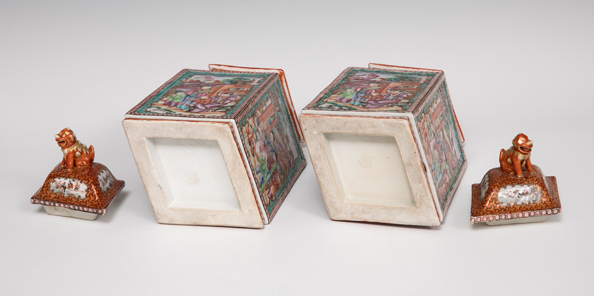 Pair of lidded rhomboid vases; China, Jiaping period (1796-1820).Porcelain, pink family. - Bild 4 aus 8