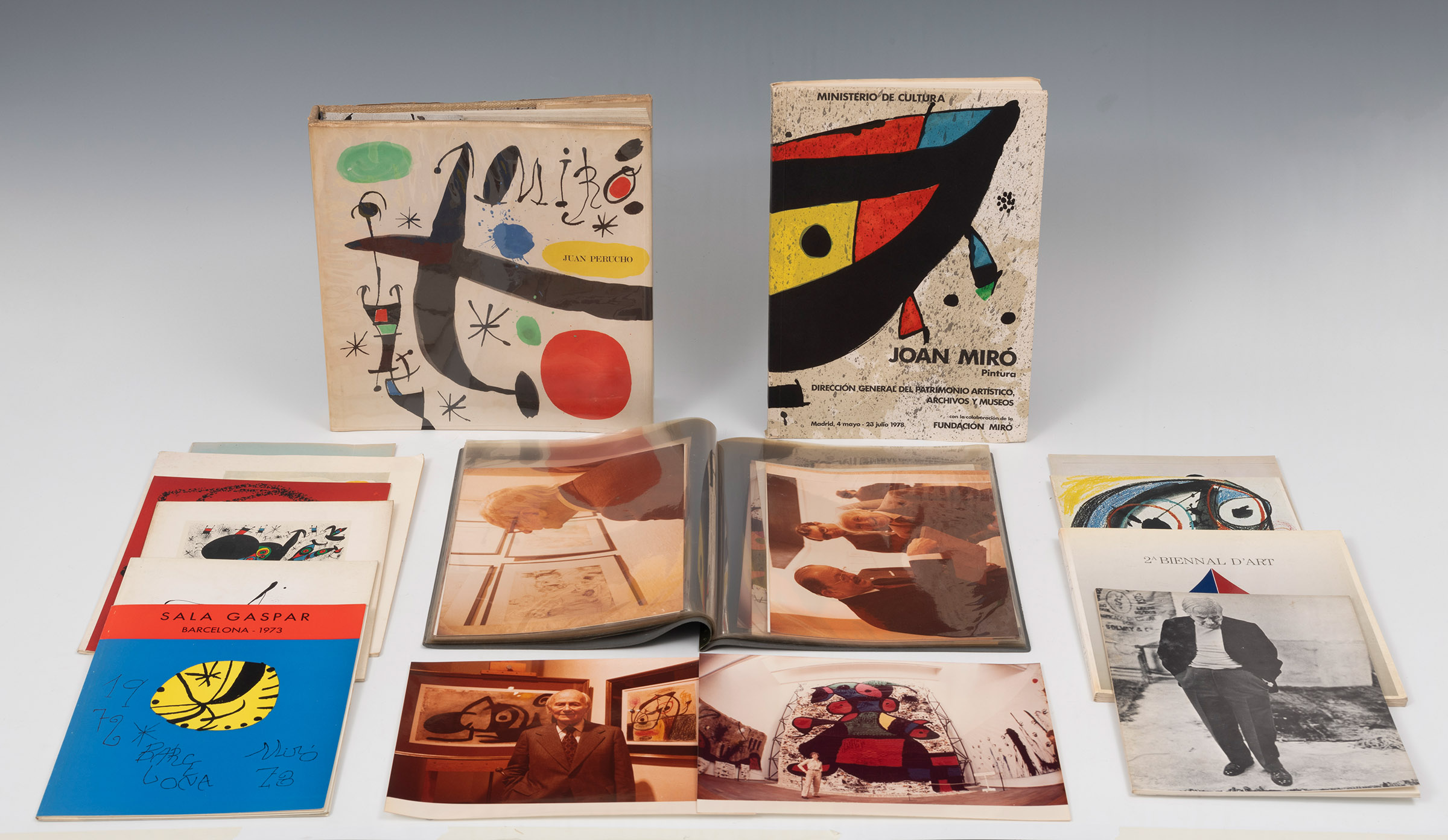 JOAN MIRÓ I FERRÀ (Barcelona, 1893 - Palma de Mallorca, 1983).Lot comprising:-Six small catalogues