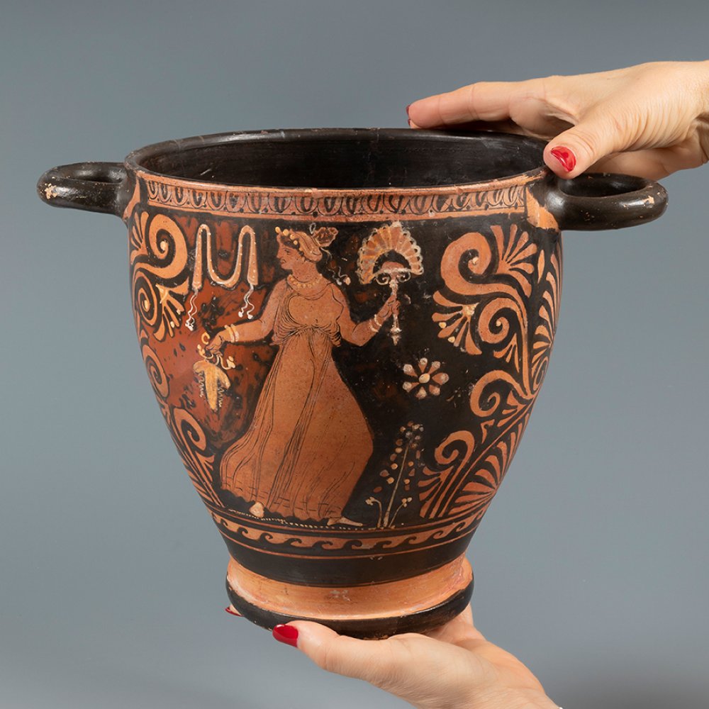 Skyphos. Apulia, Magna Graecia, 4th BC.Ceramics with red figures.Provenance: private collection, - Image 3 of 5