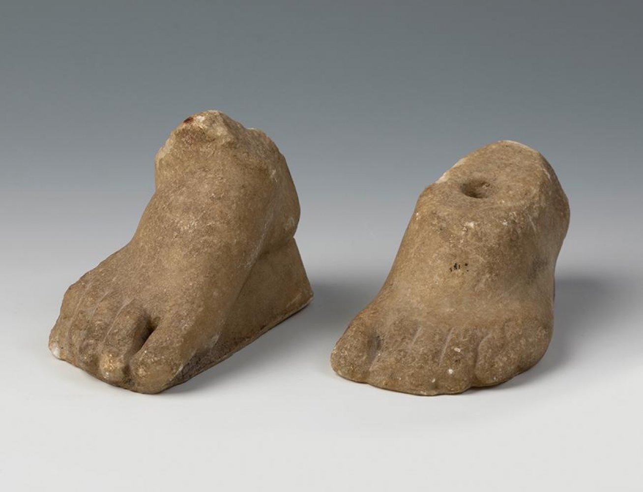 Set of feet; Rome, 1st-4th century AD.Carved marble.Damage caused by the passage of time.Provenance: - Image 2 of 5