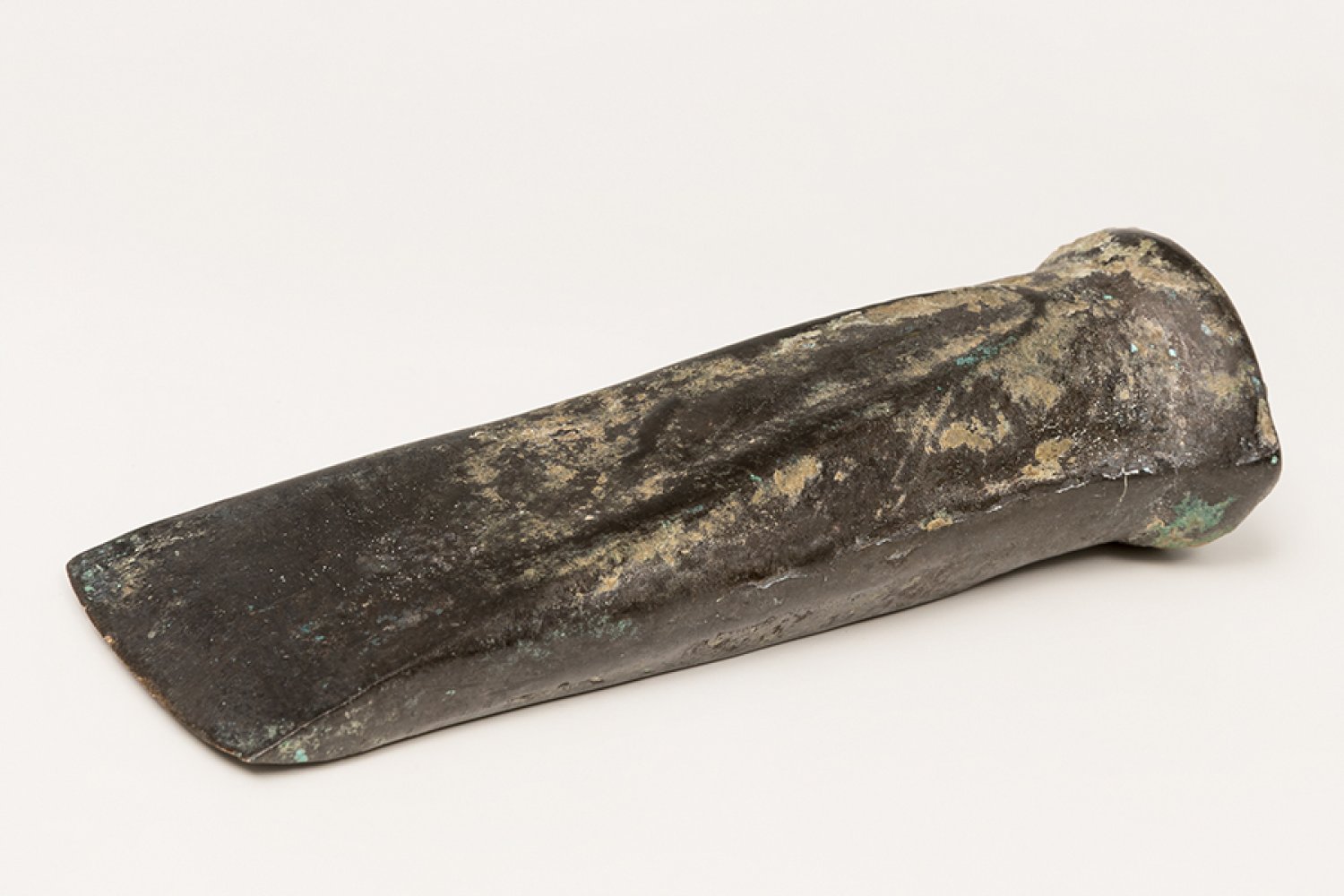 Axe-head; Bronze Age, 1100-900 BC.Bronze.Size: 13 x 4.5 cm.Axe head made during the Bronze Age, - Image 3 of 4