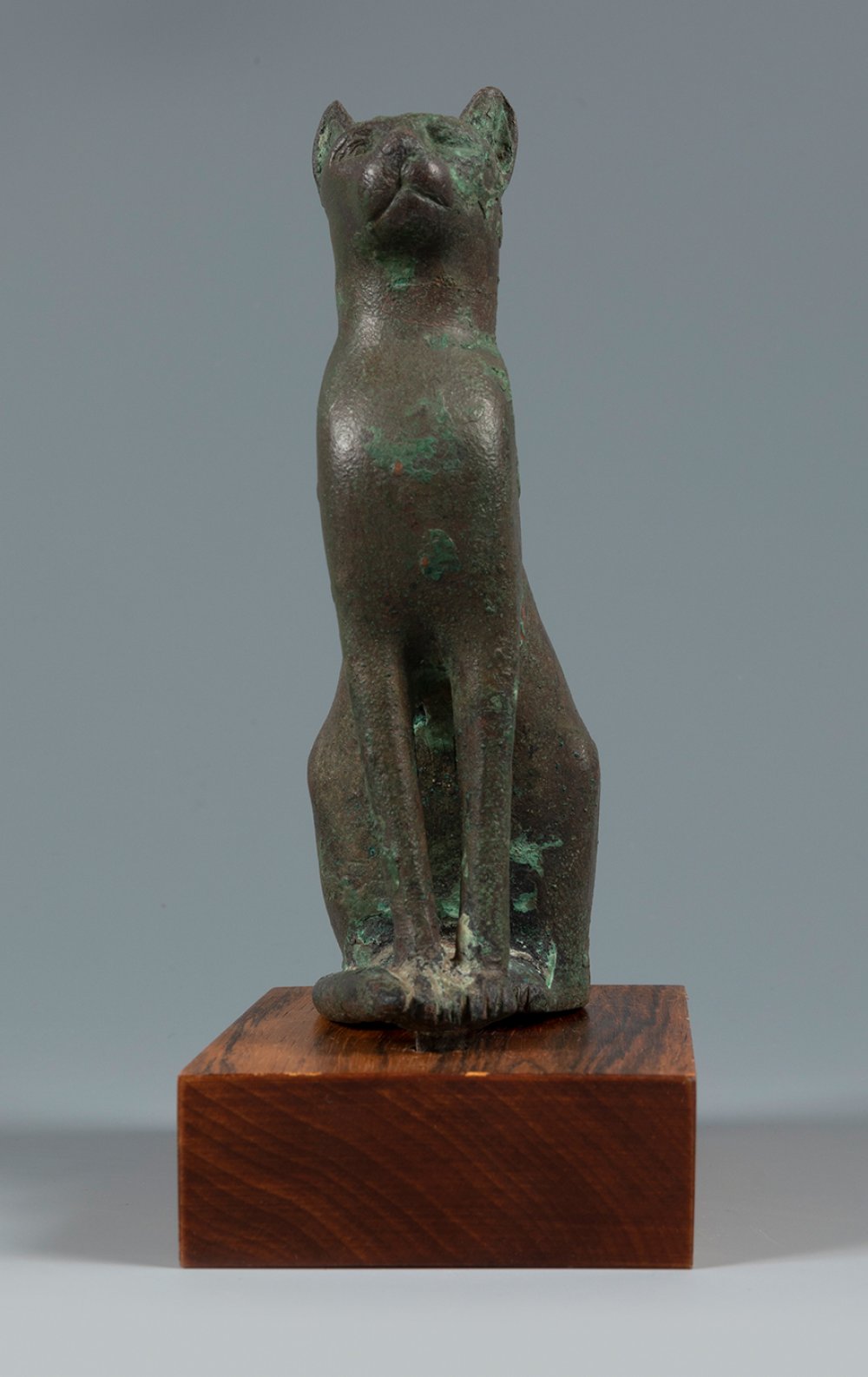 Figure of the goddess Bastet. Ancient Egypt, Late Antiquity, 664-323 BC.Bronze sculpture on a wooden - Image 5 of 5