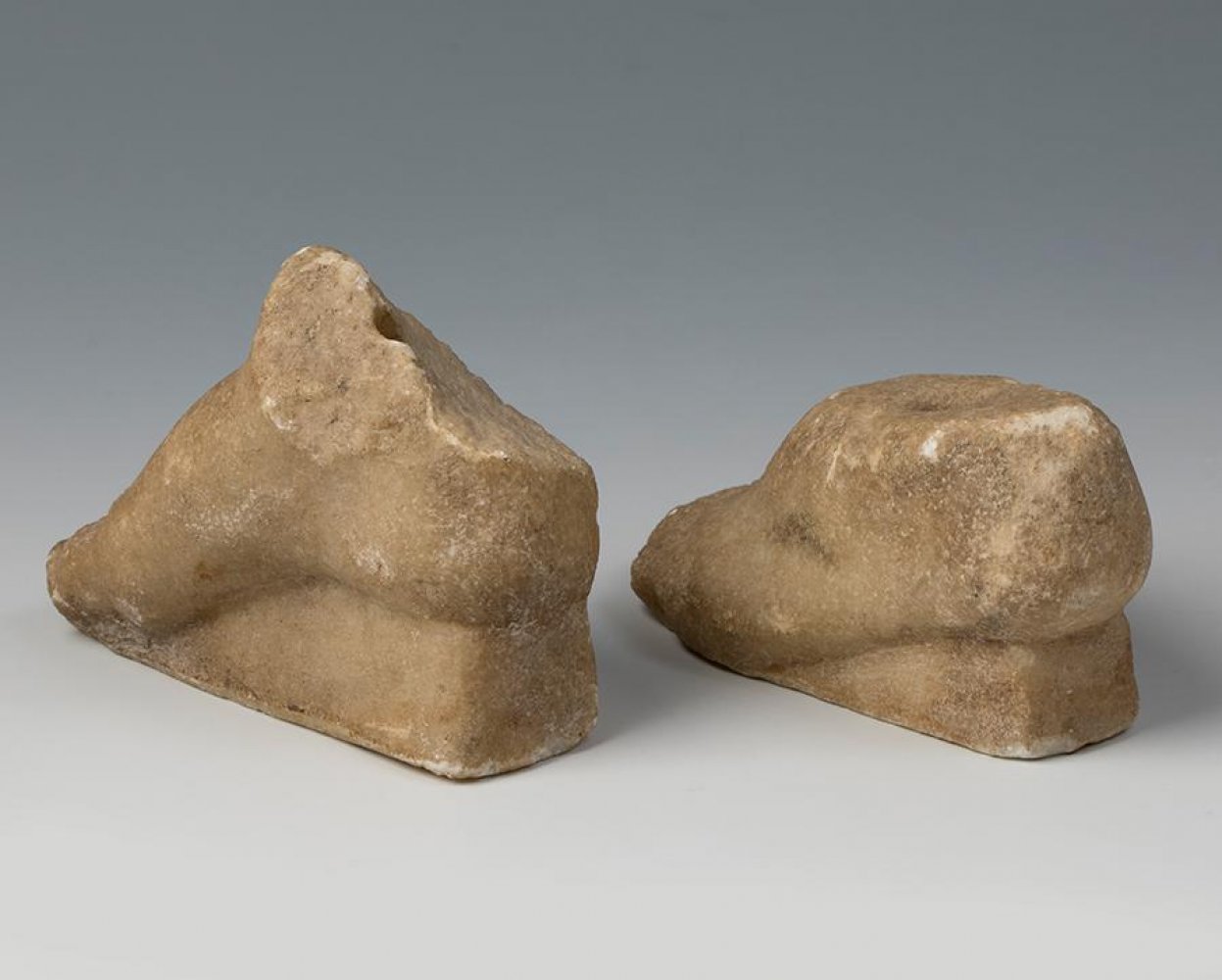 Set of feet; Rome, 1st-4th century AD.Carved marble.Damage caused by the passage of time.Provenance: - Image 4 of 5