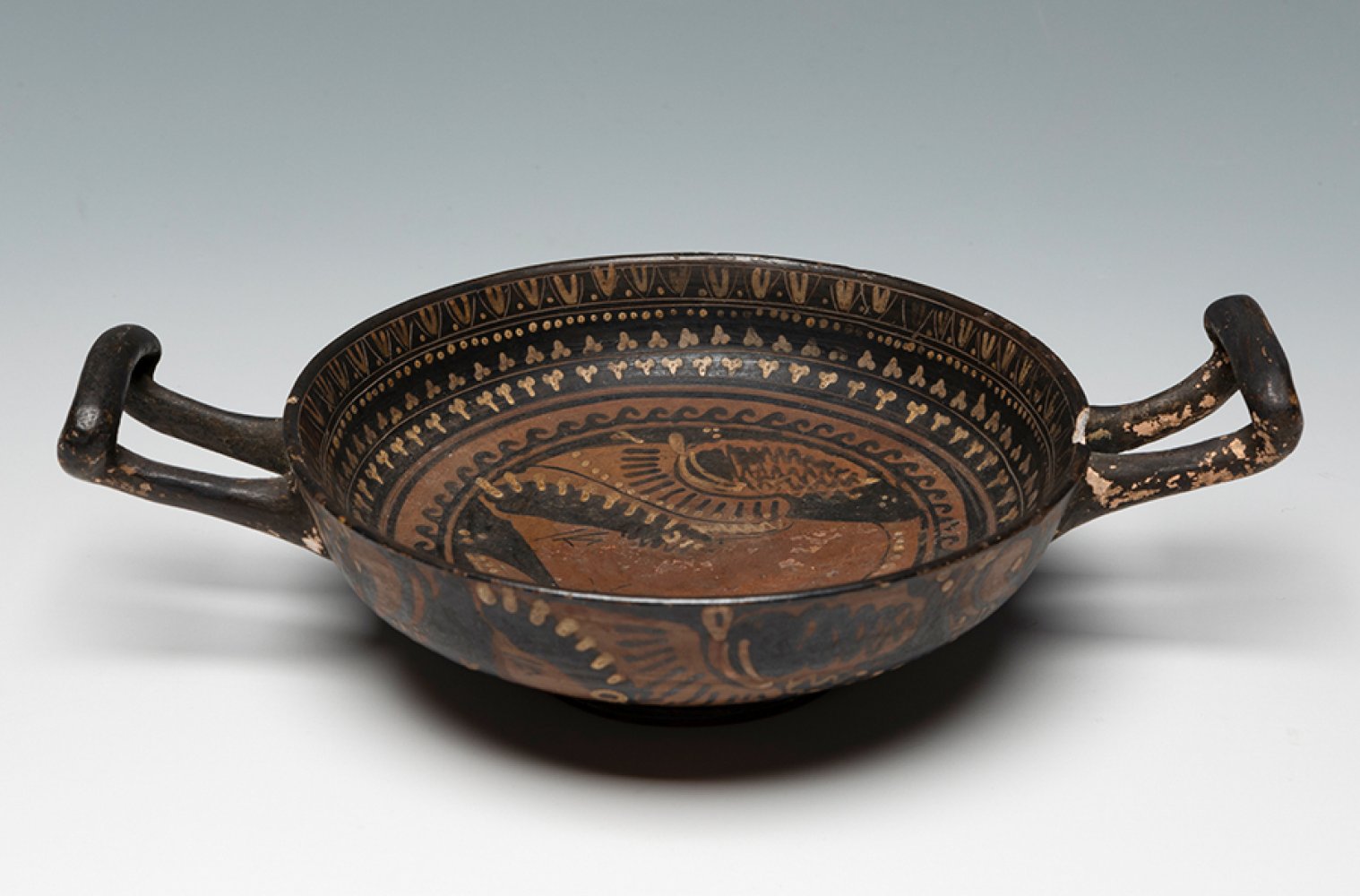 Greek kylix, late 5th century BC.Painted and decorated pottery.Attached is a report issued by