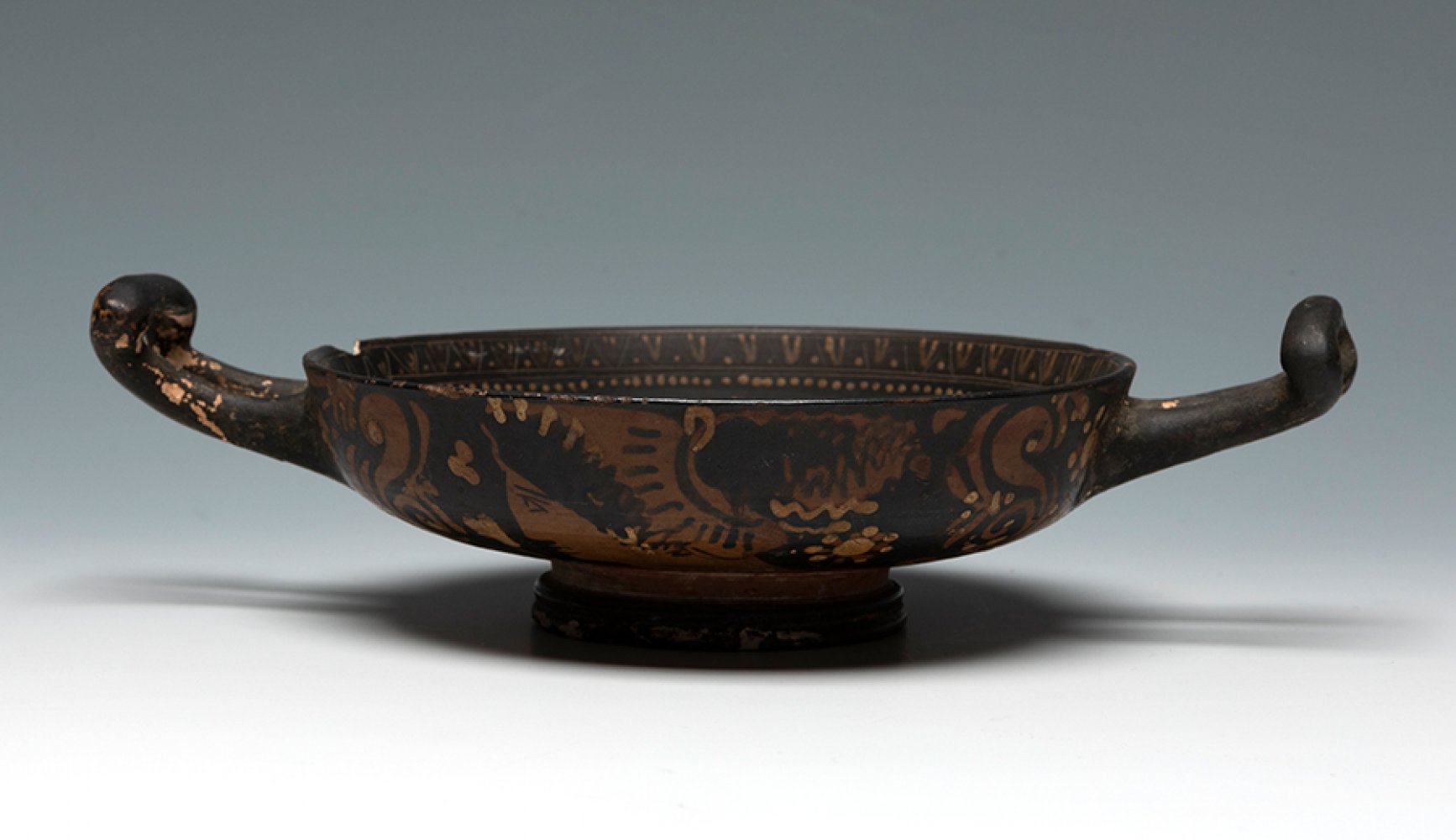 Greek kylix, late 5th century BC.Painted and decorated pottery.Attached is a report issued by - Image 2 of 4