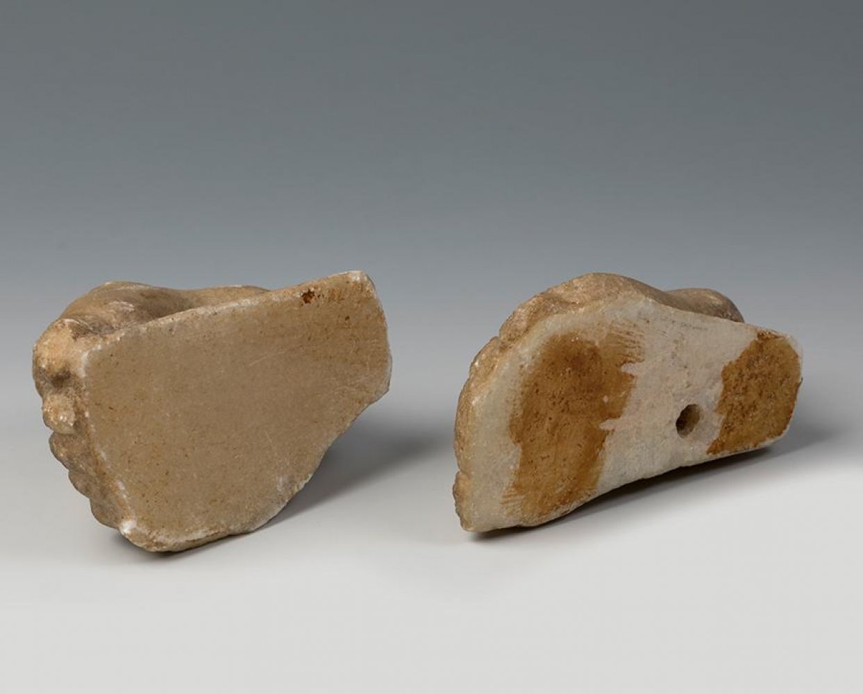 Set of feet; Rome, 1st-4th century AD.Carved marble.Damage caused by the passage of time.Provenance: - Image 3 of 5