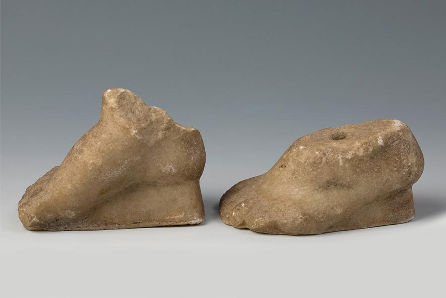 Set of feet; Rome, 1st-4th century AD.Carved marble.Damage caused by the passage of time.Provenance: - Image 5 of 5