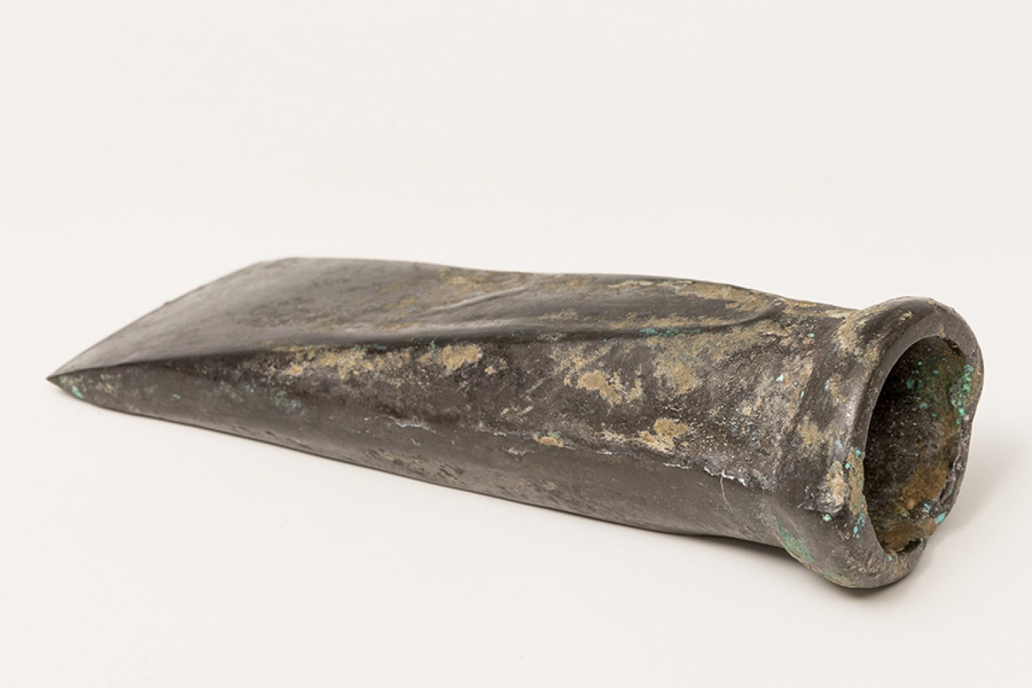 Axe-head; Bronze Age, 1100-900 BC.Bronze.Size: 13 x 4.5 cm.Axe head made during the Bronze Age, - Image 4 of 4