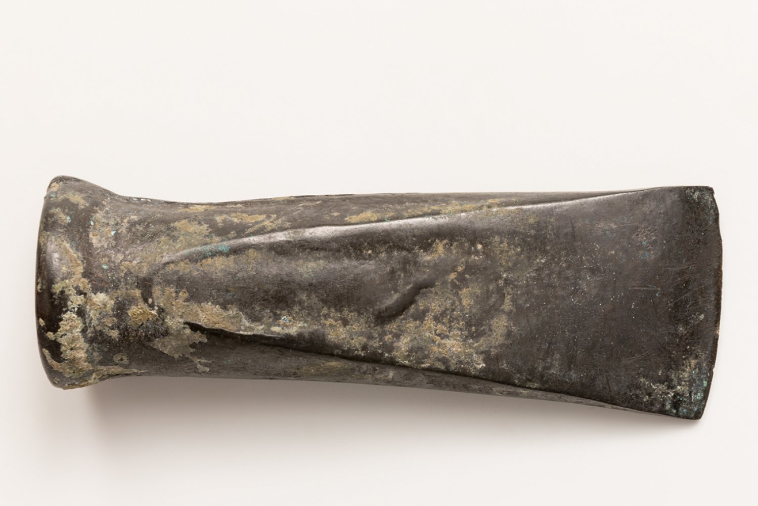 Axe-head; Bronze Age, 1100-900 BC.Bronze.Size: 13 x 4.5 cm.Axe head made during the Bronze Age,