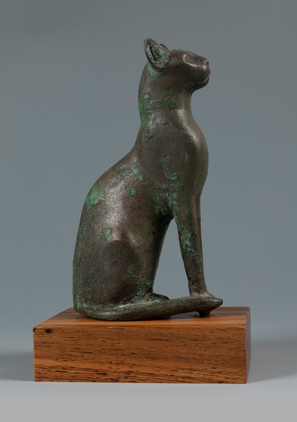 Figure of the goddess Bastet. Ancient Egypt, Late Antiquity, 664-323 BC.Bronze sculpture on a wooden - Image 2 of 5