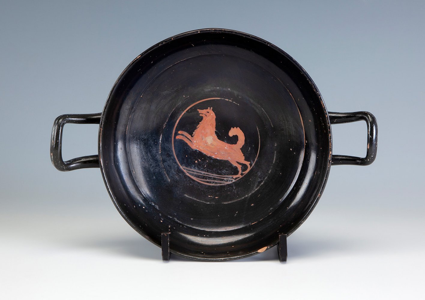 Attic kyklix with red figures, 5th century BC.Polychrome pottery.It has a hair but is in one piece.