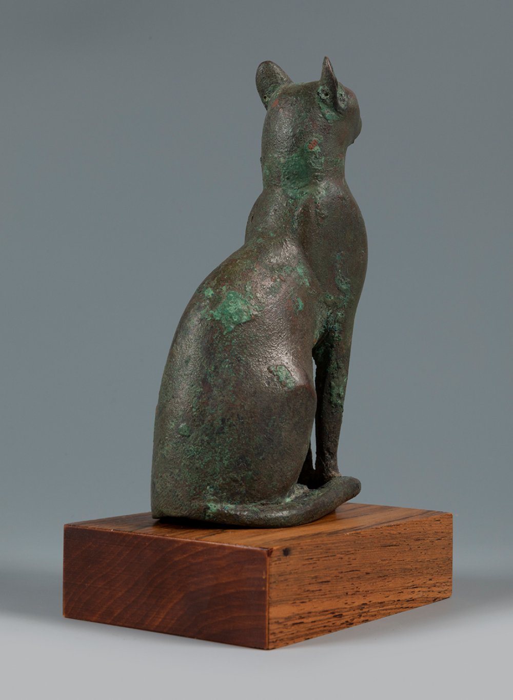 Figure of the goddess Bastet. Ancient Egypt, Late Antiquity, 664-323 BC.Bronze sculpture on a wooden - Image 3 of 5