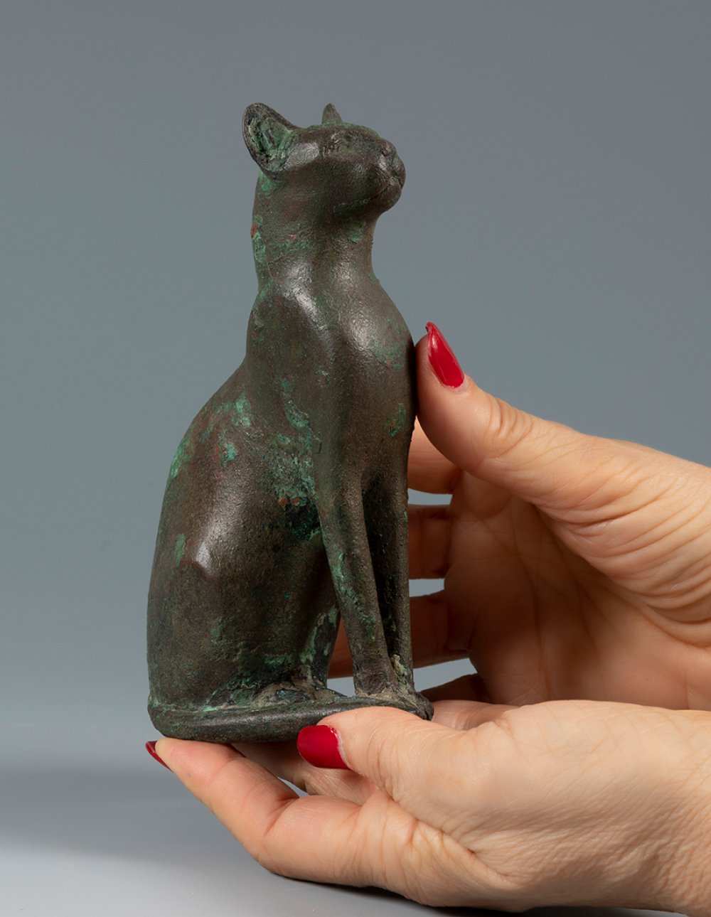 Figure of the goddess Bastet. Ancient Egypt, Late Antiquity, 664-323 BC.Bronze sculpture on a wooden - Image 4 of 5