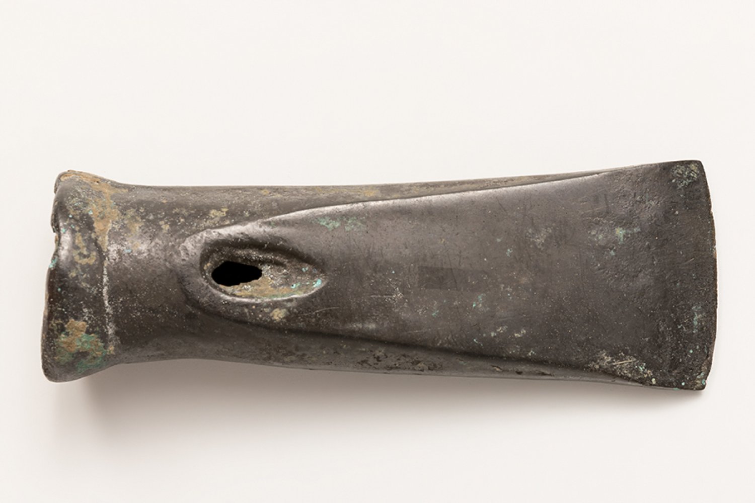 Axe-head; Bronze Age, 1100-900 BC.Bronze.Size: 13 x 4.5 cm.Axe head made during the Bronze Age, - Image 2 of 4