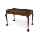 Chippendale style office table, England, XVIII century.In mahogany.Measurements: 77 x 108 x 64 cm.