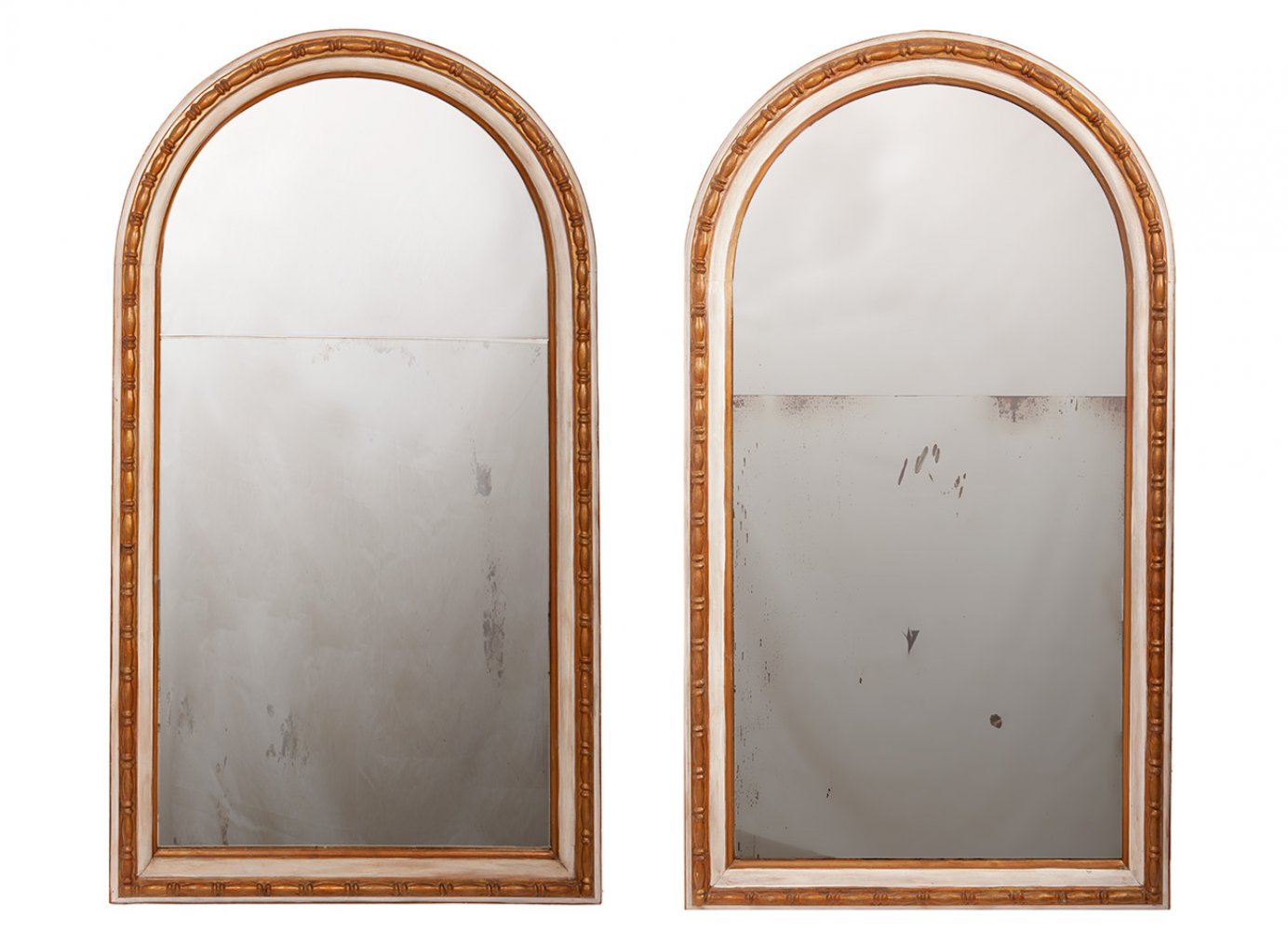 Pair of Italian oval mirrors, 19th centuryMade of carved and polychromed wood.Measurements: 162'5
