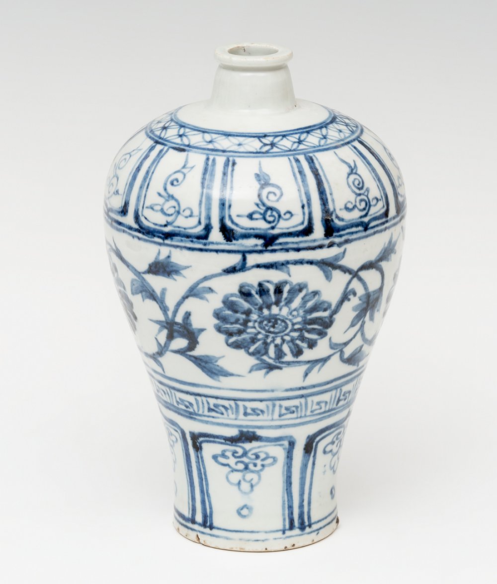 Meiping vase; China, 19th century.Porcelain.Measurements: 25 x 8 cm.Meiping vase made of enamelled - Image 2 of 4