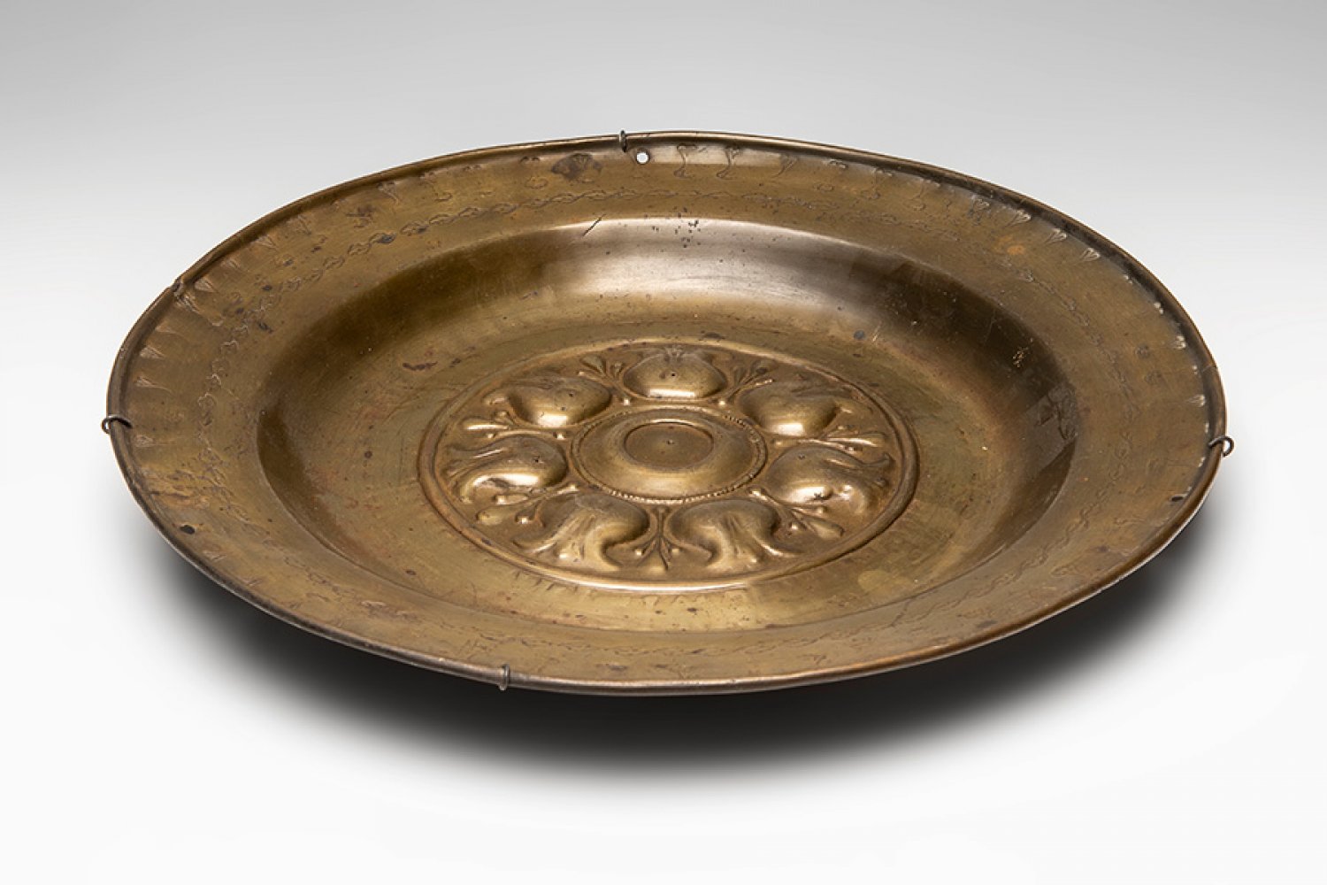 Petition plate. Germany, possibly Nuremberg, 16th century.Gilded copper.Measurements: 37.5 cm ( - Image 3 of 3