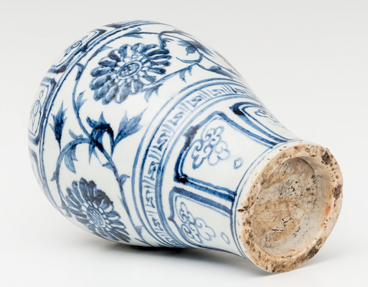 Meiping vase; China, 19th century.Porcelain.Measurements: 25 x 8 cm.Meiping vase made of enamelled - Image 4 of 4