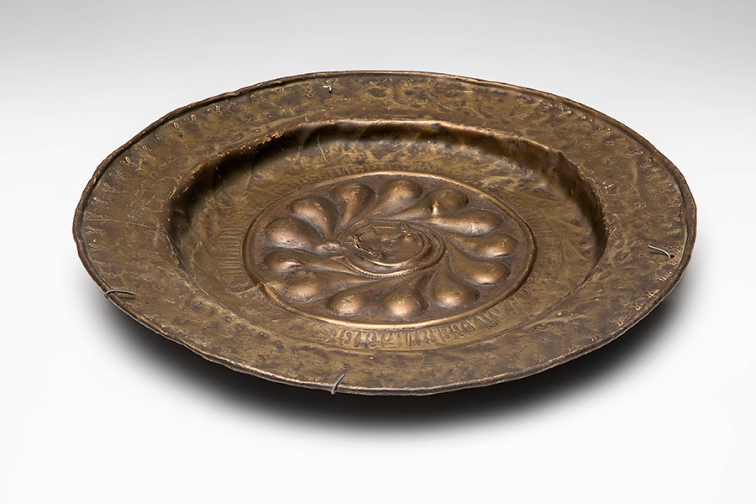 Petition plate. Germany, possibly Nuremberg, 16th century.Gilded copper.Measurements: 34.5 cm ( - Image 3 of 3