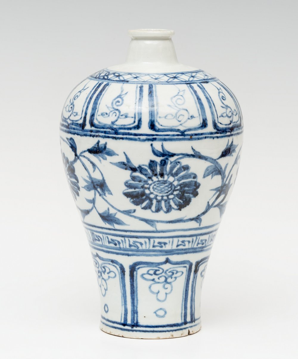 Meiping vase; China, 19th century.Porcelain.Measurements: 25 x 8 cm.Meiping vase made of enamelled - Image 3 of 4