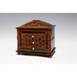 Box; Portugal, late 18th century.Paper and body.Presents handles of later period.It has damages.
