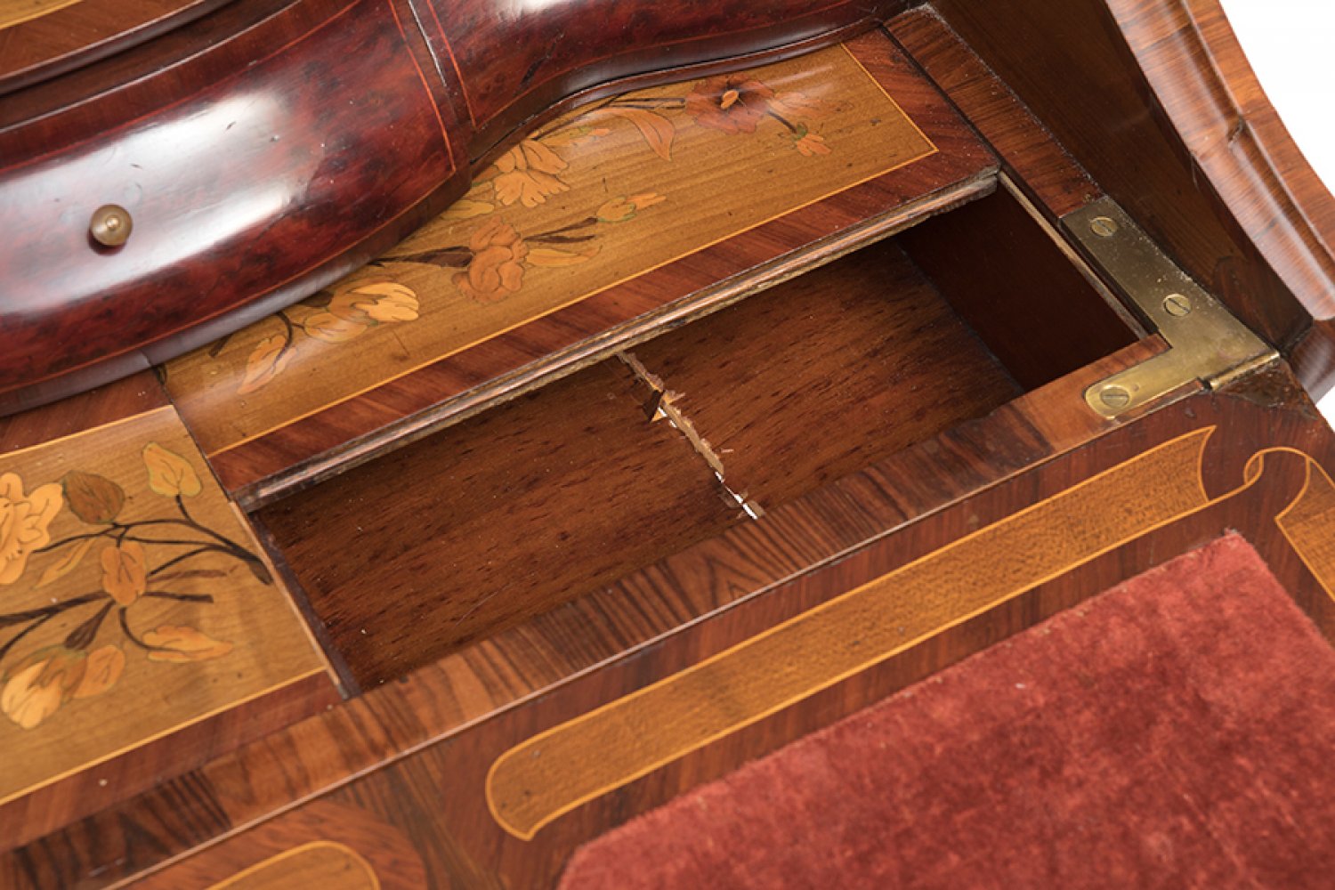 Louis XV style bureau. France, 19th century.Marquetry.Presents an interior tear.Measurements: 89 x - Image 5 of 5