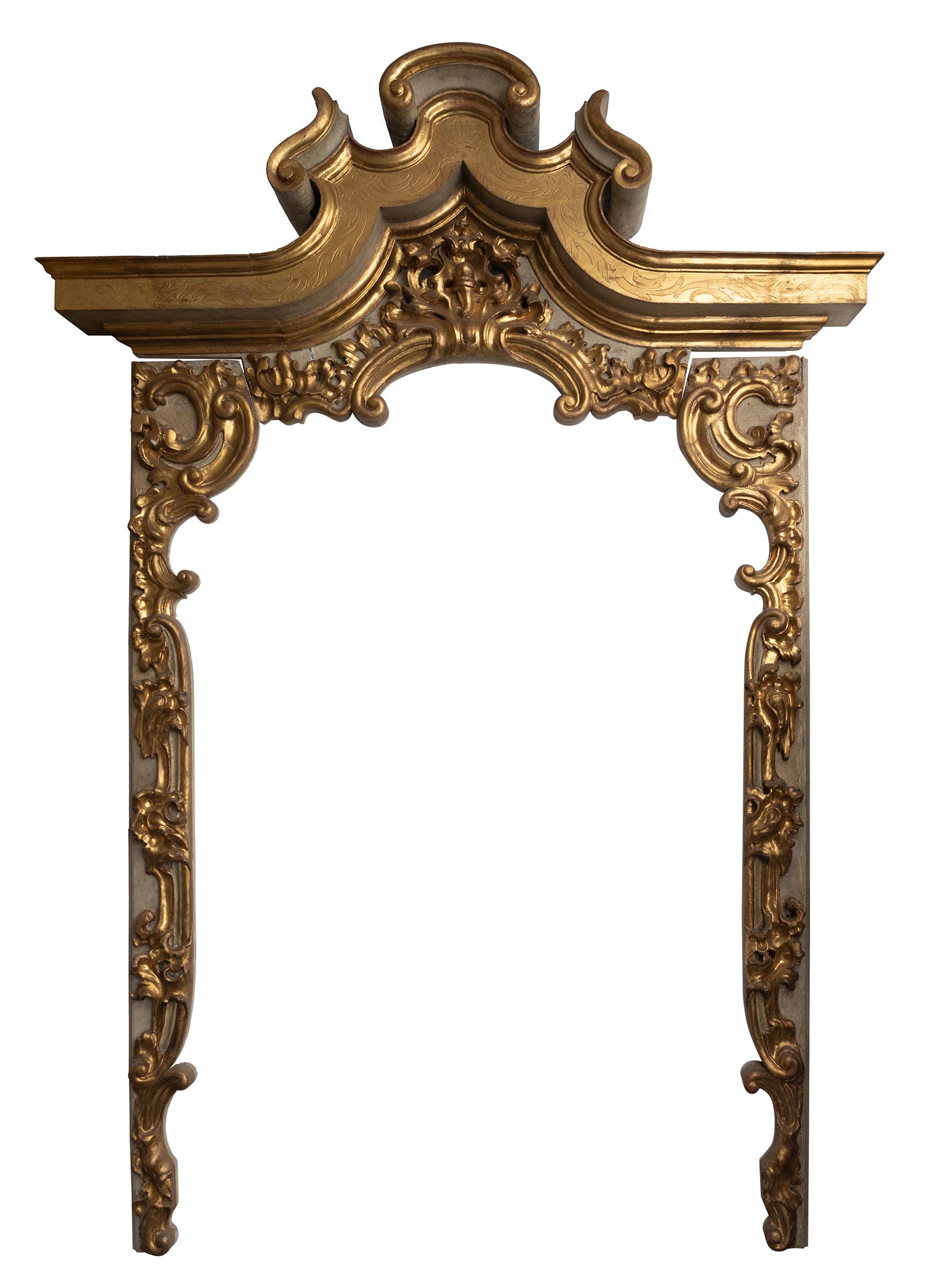 Baroque door frame. Andalusia, pps. 18th c.Carved, gilded and polychrome wood.Removable in three