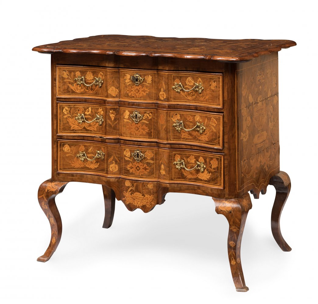Dutch chest of drawers, 18th century.With marquetry.Bronze handles.Measurements: 80 x 87 x 58 cm.