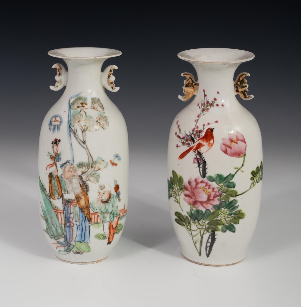 Pair of vases. China, Ming period, late 19th century.Enamelled porcelain.Seal on the base, on one of