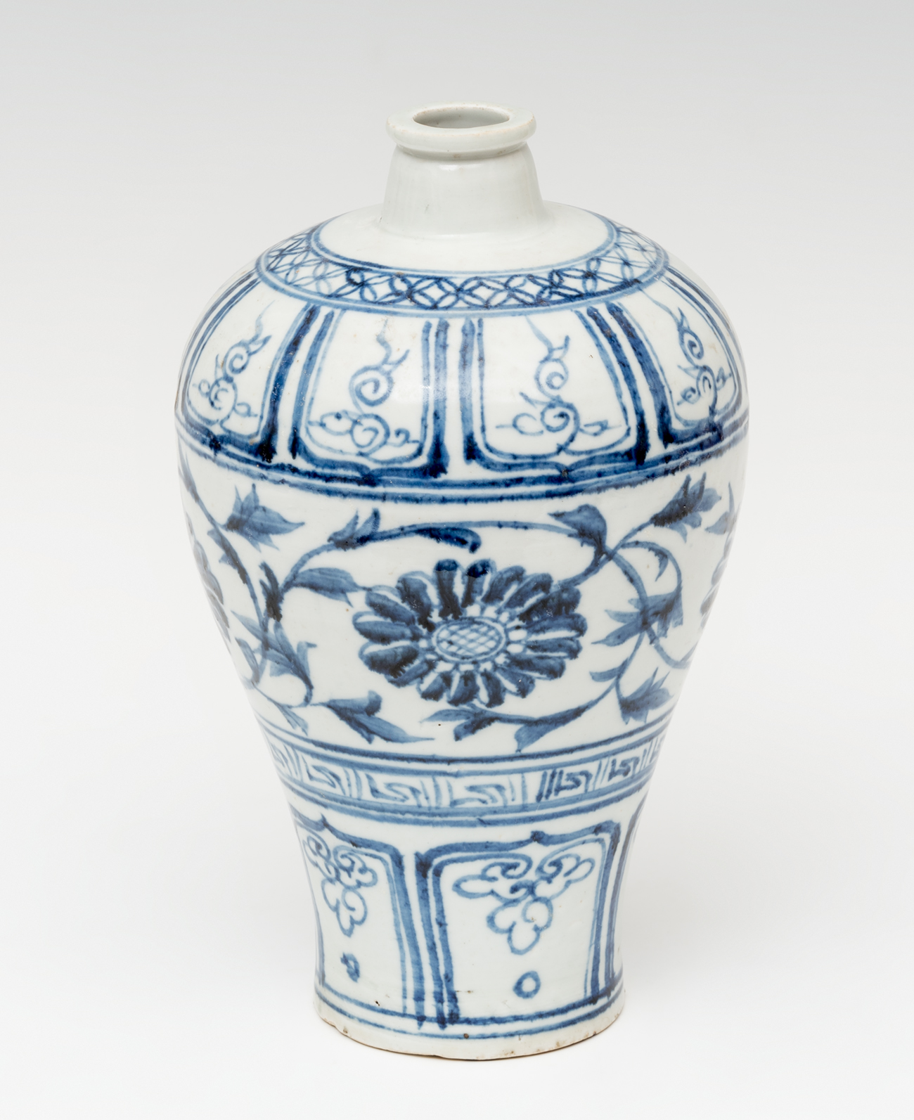 Meiping vase; China, 19th century.Porcelain.Measurements: 25 x 8 cm.Meiping vase made of enamelled
