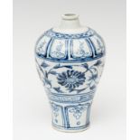 Meiping vase; China, 19th century.Porcelain.Measurements: 25 x 8 cm.Meiping vase made of enamelled